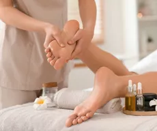 Salon Floating Image 3